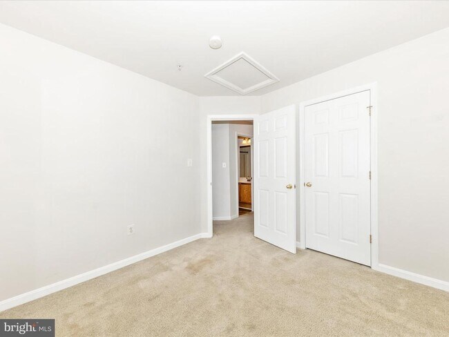 Building Photo - 2103 Paxton Terrace