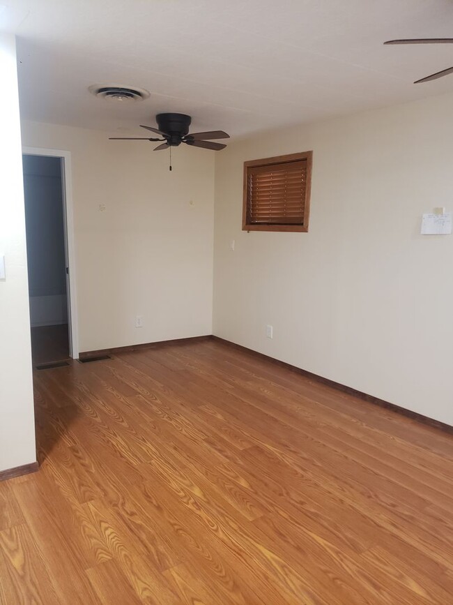 Building Photo - Adorable 2 bed / 1.5 bath with 1 car garage