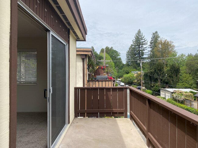 Building Photo - HUGE Charming 2BR/1BA Flat! Downtown! Laundry On-Site! Parking! -PROGRESSIVE