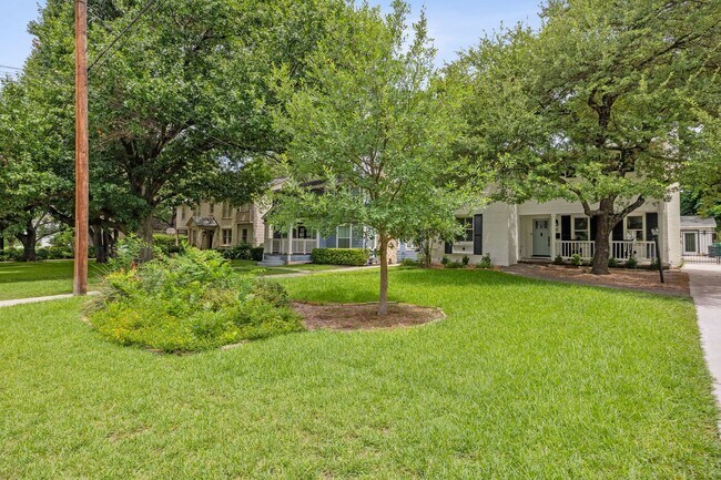 Building Photo - CHARMING 3-BEDROOM IN THE HEART OF ALAMO HEIGHTS