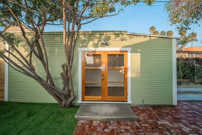 Building Photo - 511 Micheltorena St