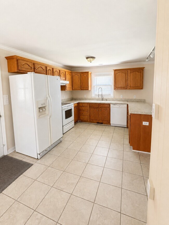 Building Photo - 813 Branchwood Dr