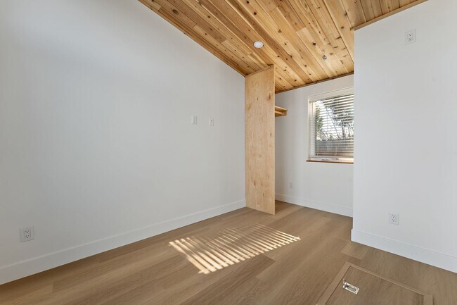 Building Photo - Morris Street Commons Modualr Living! 1/1 Community Living!