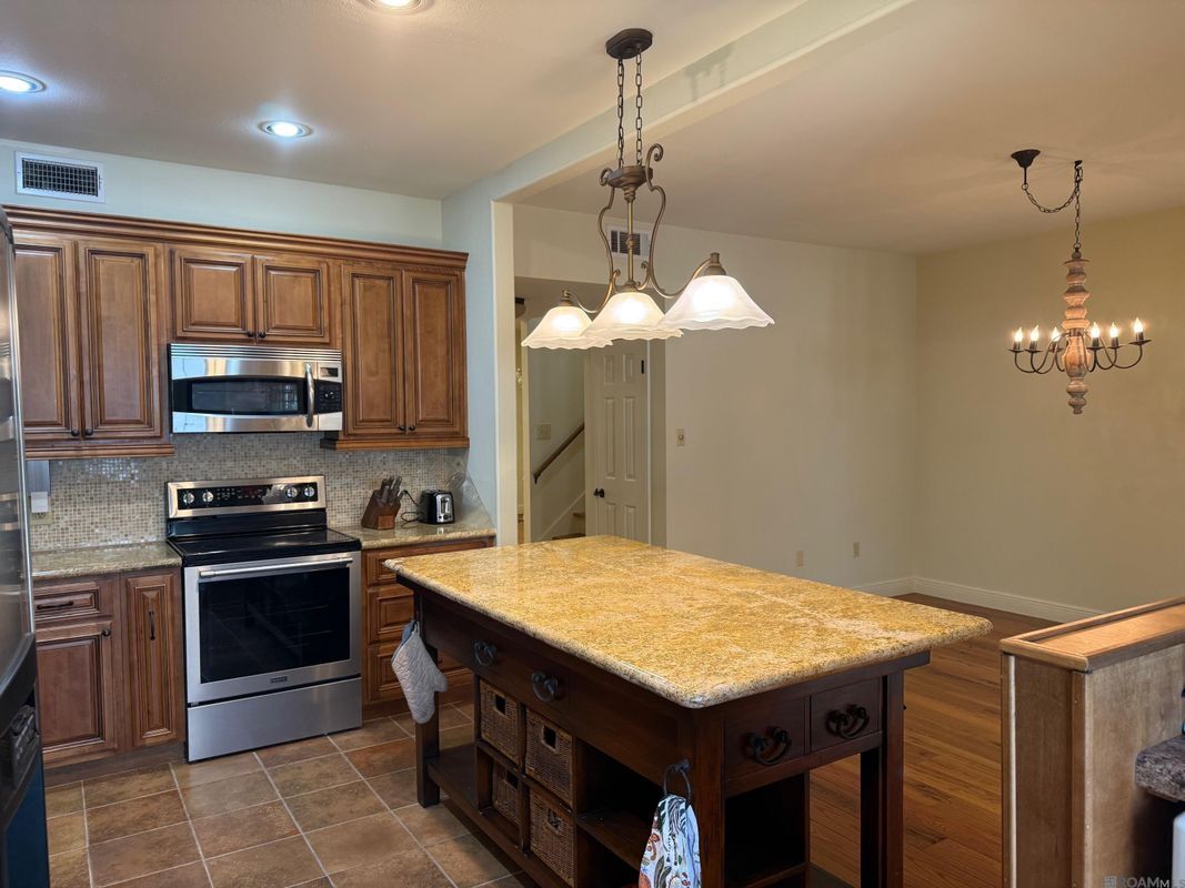 Building Photo - 10127 Runnymede Ave