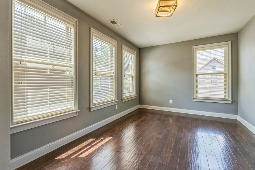 Building Photo - 5080 Whiteoak Terrace SE