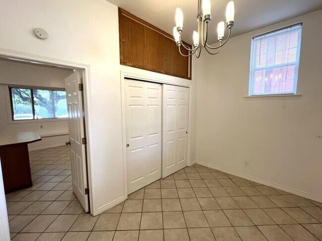 Building Photo - August 2026 Pre-Lease! One Bedroom on the Hill