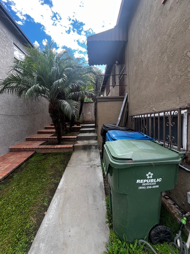 Building Photo - 2716 W 101st St