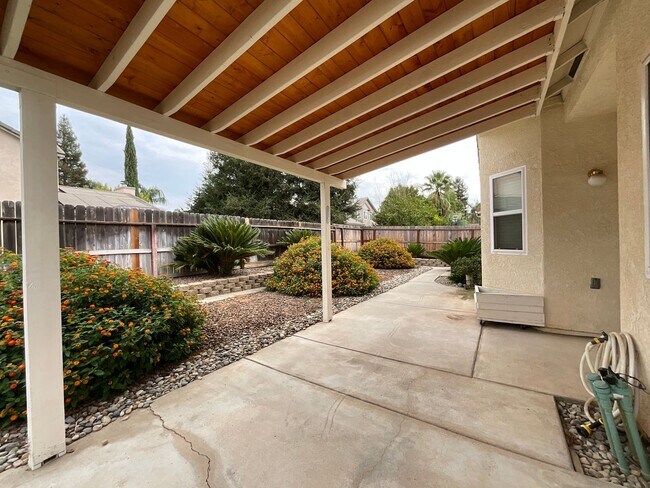 Building Photo - 2820 E Eclipse Ave
