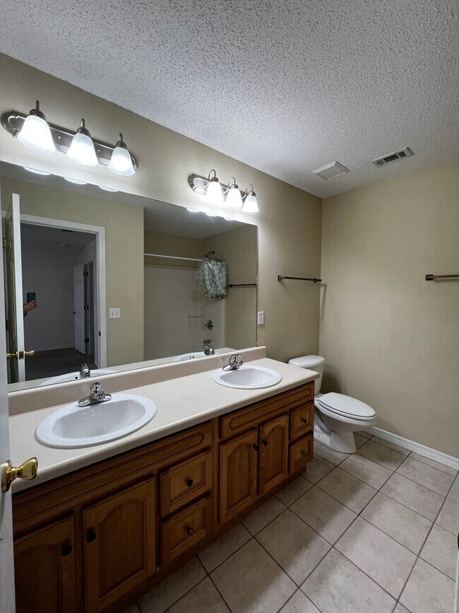 Building Photo - 202 Johnson Ct