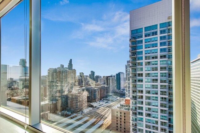 Building Photo - 611 S Wells St