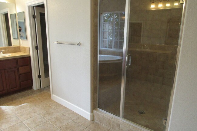 Building Photo - Gorgeous 5 Bed/4.5 Bath with Office in Perfect San Ramon Location