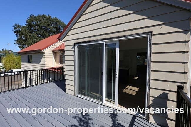 Building Photo - Saint Helens OR - upstairs flat 2 bedroom unit in duplex