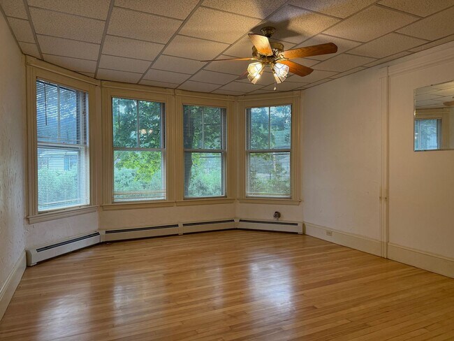 Building Photo - Westbrook-66 Stroudwater St. #1:  1 BR/1BA+office apt., Available now! $1,650.00 + utilities