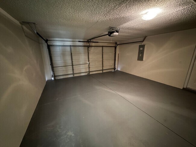 Building Photo - Beautifully Maintained 3BR/2BA Home with Fenced Yard & Sunroom in Ocala