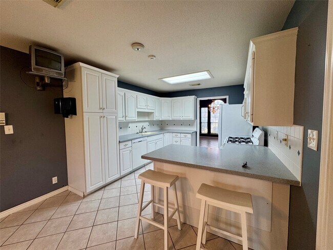 Building Photo - 303 Waterwood Dr