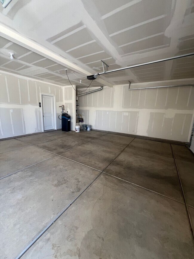 Building Photo - Stunning 5 bedroom, 2.5 bathroom home in d...