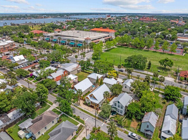 Building Photo - 30 W Castillo Dr