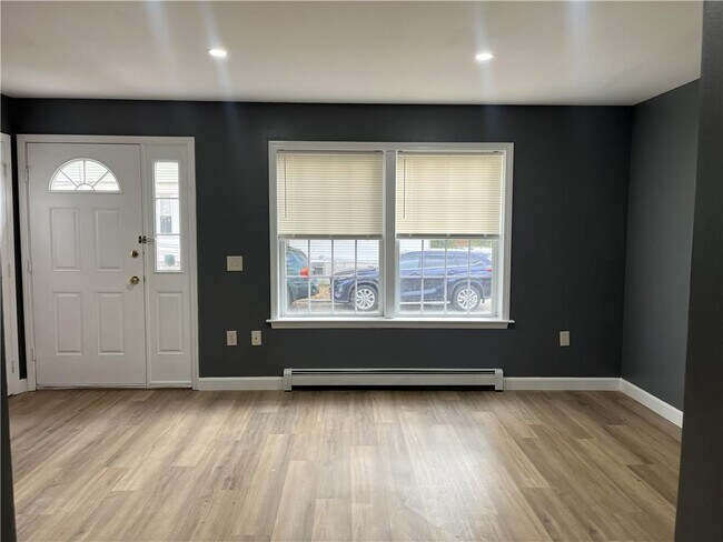 Building Photo - 11 Newcomb St