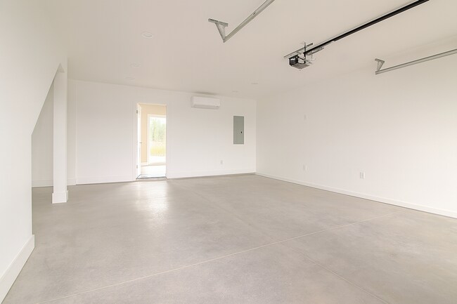 Building Photo - Your Bend Retreat: Spacious Townhouse with...