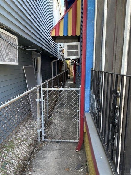 Building Photo - 823 Olga St