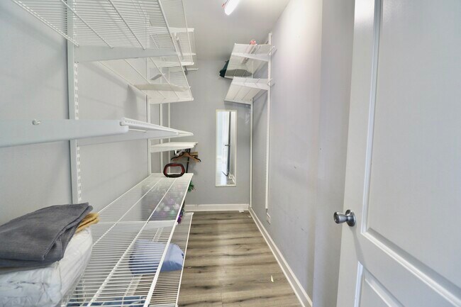Building Photo - 12 Oak Creek Dr