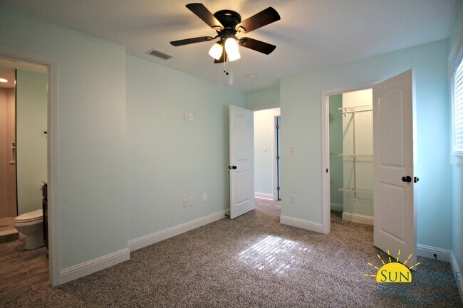 Building Photo - Beautiful Fully Renovated 3 Bedroom Home i...