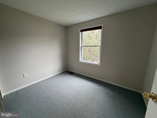 Building Photo - 327 James St