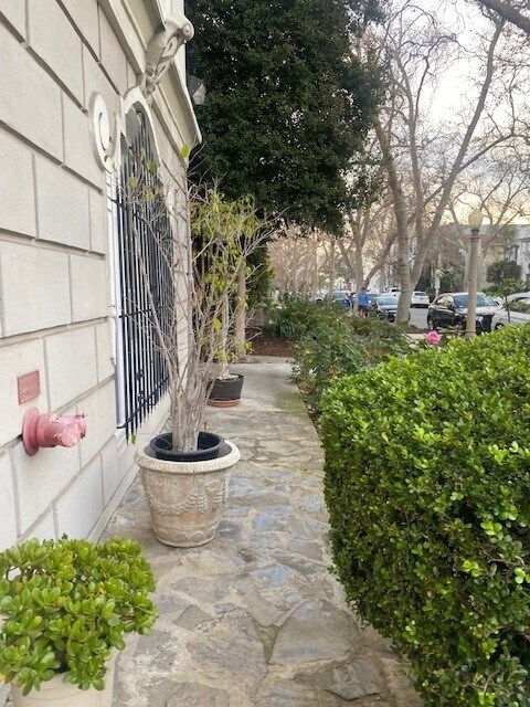 Building Photo - 152 S Sycamore Ave