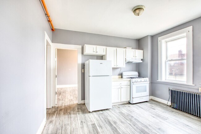 Building Photo - Oversized 3 Bedroom 1 Bathroom in Blackrock Neighborhood