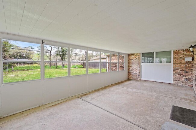 Building Photo - 5618 Bankside Dr