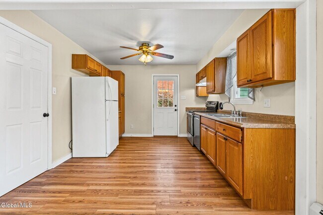 Building Photo - 165 S Pine Ave