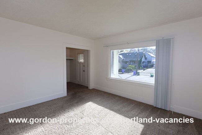 Building Photo - NE Holland St - vintage Woodlawn 2 bedroom...