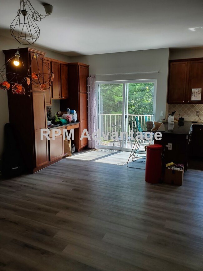 Building Photo - Gorgeous Townhouse Steps from Pool and Hik...