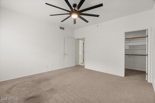 Building Photo - 5200 S Lakeshore Dr