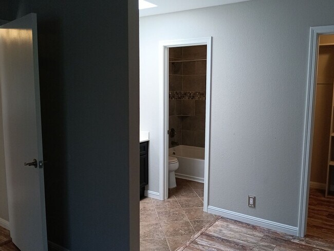 Building Photo - 3 Bedroom, 2.5 Bathroom Home! Schedule a Showing!