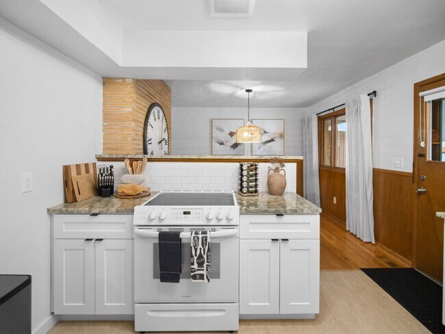 Building Photo - Beautiful FULLY FURNISHED TWO BEDROOM DUPLEX!