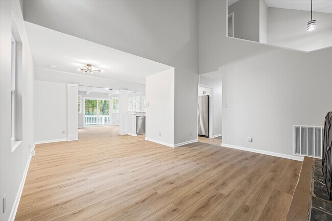 Building Photo - Beautifully updated and freshly painted 3-...