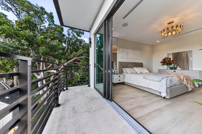 Building Photo - 1121 NE 17th Ave