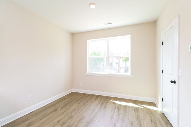 Building Photo - Beautiful 3BR 3.5BA Townhome w/ Full Appliance Kitchen - Garage Parking in West End