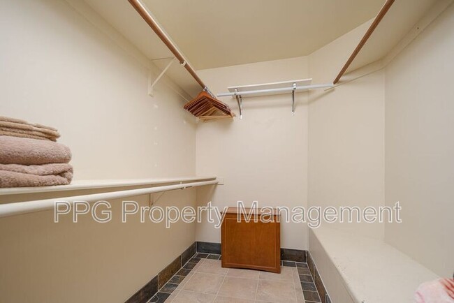 Building Photo - 4725 N Brookview Terrace