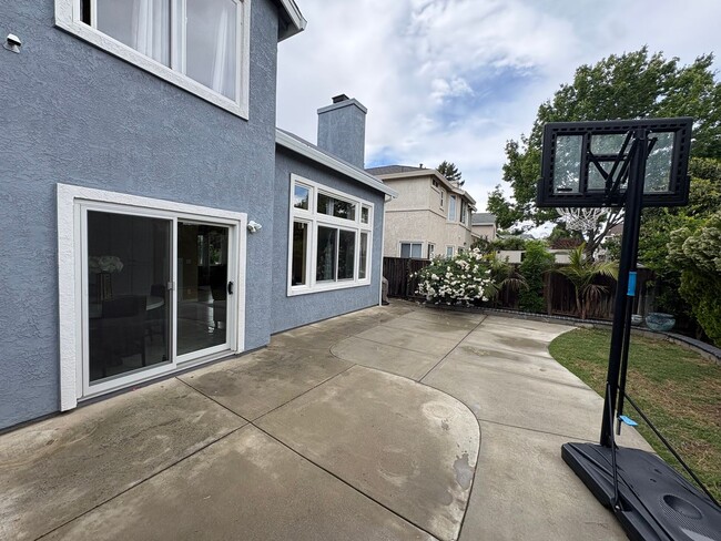 Building Photo - Beautiful 3 Bedroom 2.5 Bath Brentwood Home With SOLAR