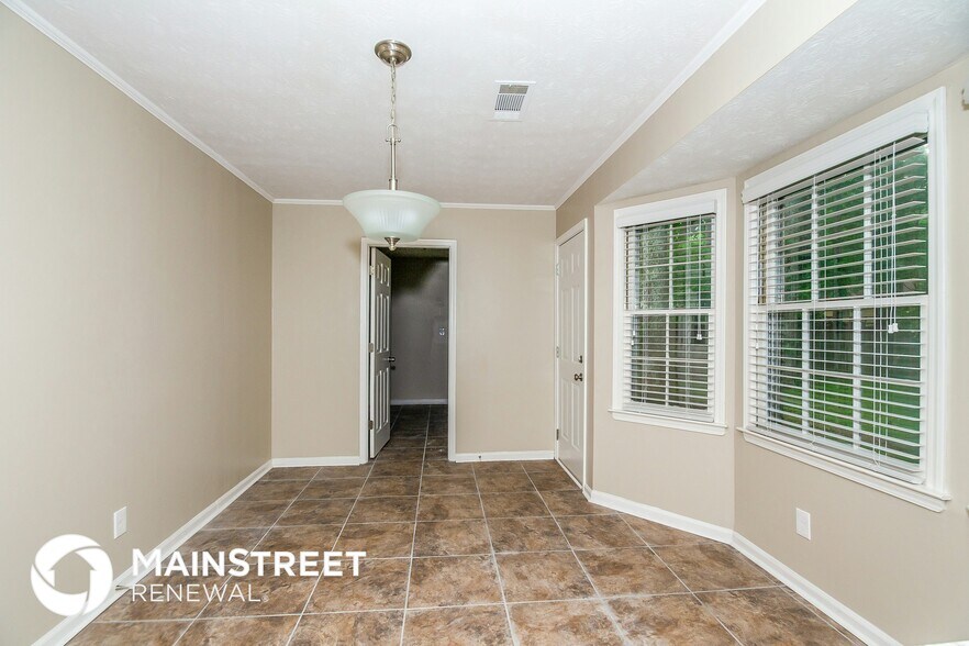 Building Photo - 2135 Pinewood Dr