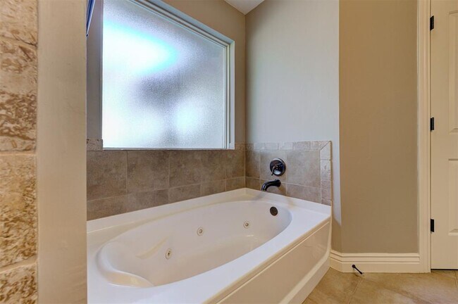 Building Photo - 2101 Kendal Ct