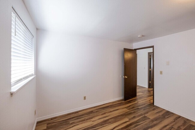Building Photo - Beautiful 4 Bed, 2 Bath Townhouse with Lots of Closet Space and Laundry In Unit!