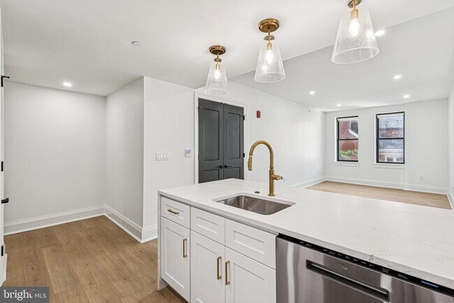 Building Photo - 135 S 19th St