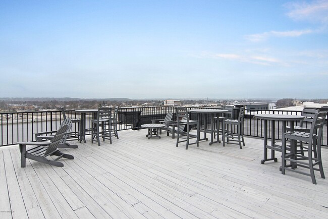 Building Photo - 940 Monroe Ave NW