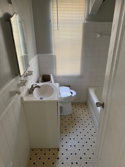 Building Photo - 14903 Tracey St