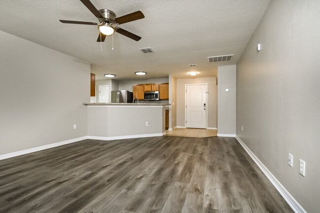 Building Photo - 920 Wynnmere Walk Ave