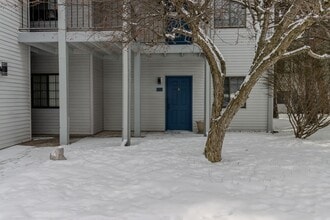 Building Photo - Charming, Updated Condo in Prime Downtown Traverse City Location!