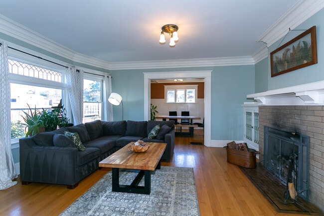 Living Room - 718 NE Dekum St